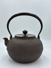將圖片載入圖庫檢視器 橋本辰敏作 山形鋳物 砂肌 銅蓋鉄瓶