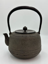 Charger l'image dans la galerie, 佐藤清光|萬代屋 花蕾摘鈕 鐵瓶|全新・共箱