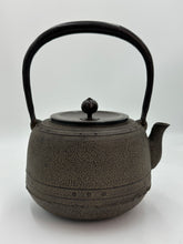 Charger l'image dans la galerie, 佐藤清光|萬代屋 花蕾摘鈕 鐵瓶|全新・共箱