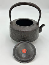 Load image into Gallery viewer, 南部 菊泉堂｜馬鈕竹紋鐵瓶
