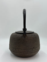 Charger l'image dans la galerie, 佐藤清光｜萬代屋 花蕾摘鈕 鐵瓶｜全新・共箱
