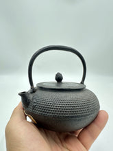 將圖片載入圖庫檢視器 人間國寶 高橋敬典｜霰形 特小鐵瓶 350ml（未使用）
